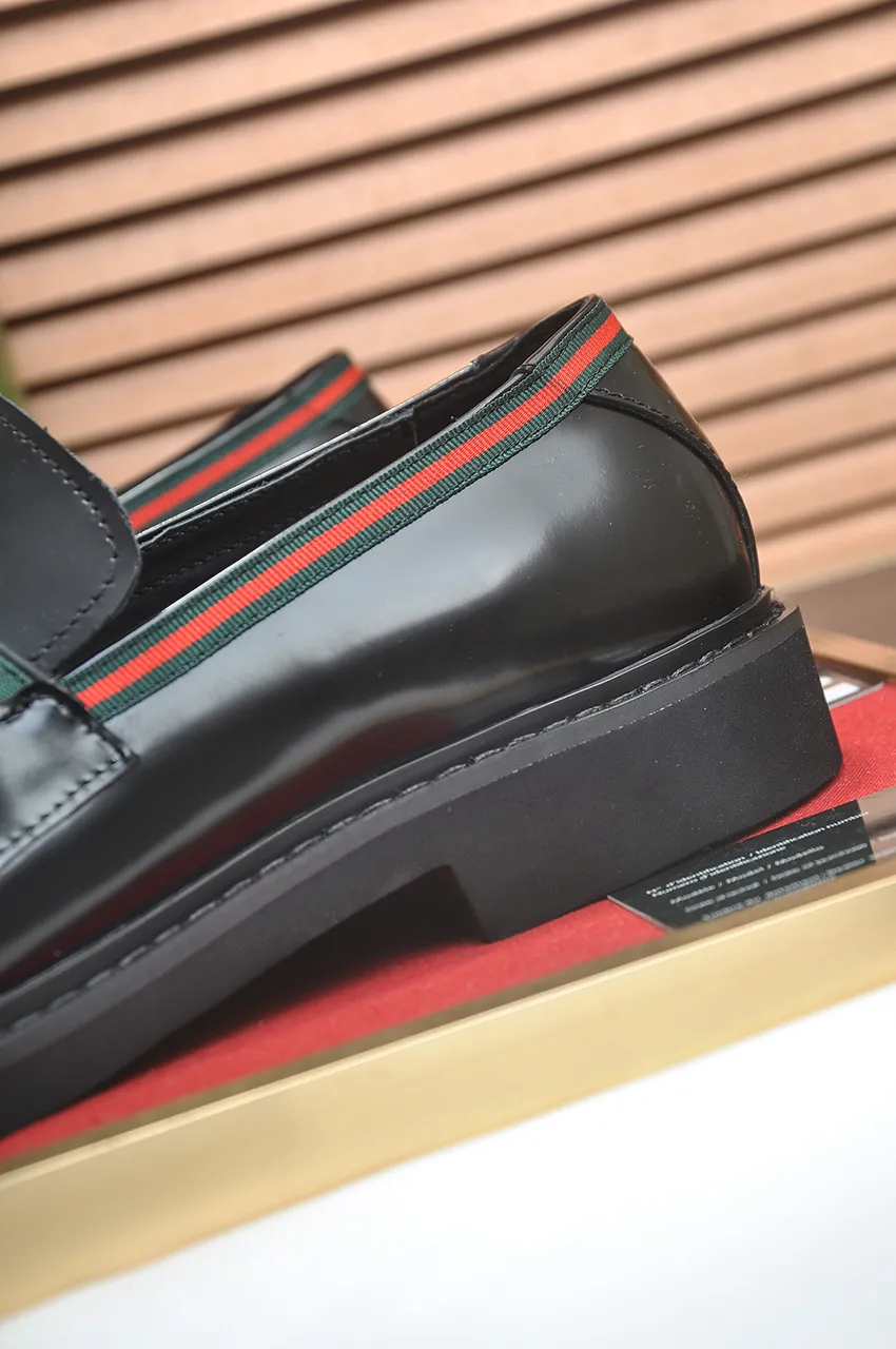 Men's shoes💰540💶Italy's top luxury men's shoe giant (GUCCI) (Gucci) (full cowhide lining) new arrival🍃Original European style🔰 Pleasant to the eye😍In order to make the shoes more durable and non-deformable🌀The production continues to follow traditional methods but there is still no lack of innovation💪Choose original sheepskin for the leather♻️ Smooth and natural And extra bright ⭐Made of imported cowhide, the first choice of rich people 38-45 (45 customized)